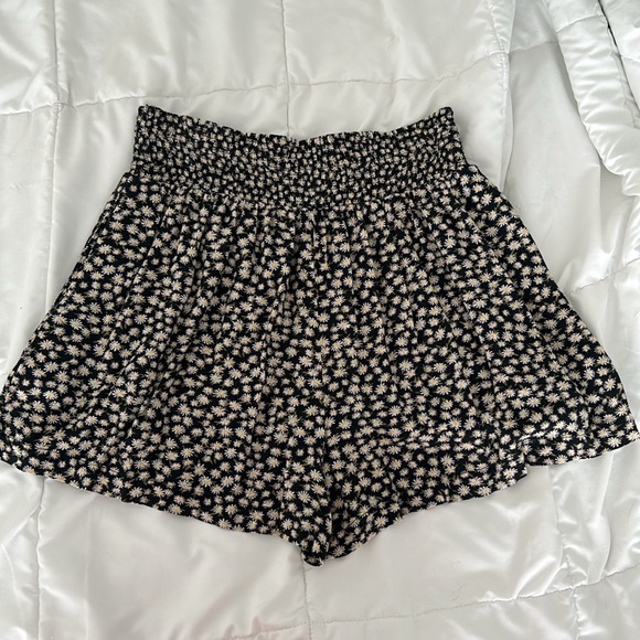 American Eagle Smocked Waist Flowy Shorts - Picture 3 of 4